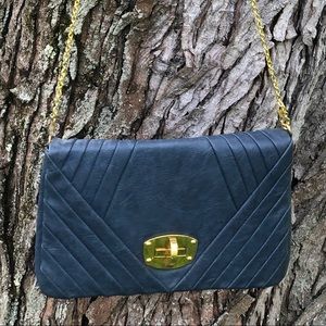 Oversized crossbody bag w/ gold chain strap